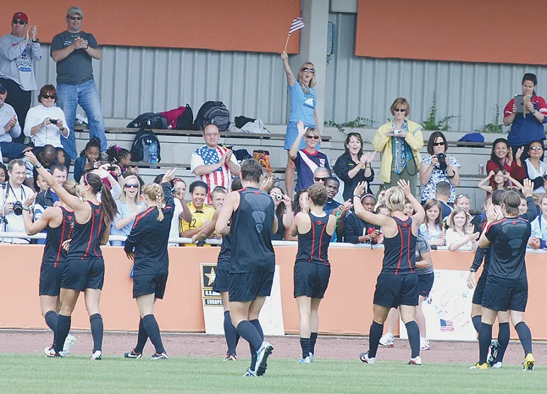 青少年训练后队医与体能教练的记录现场(把负荷信号写进日常记录)